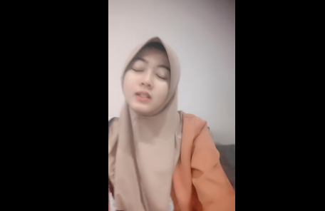 Ia Menjelajah Gunung Kembar Sendirian, Mengambang Dalam Balutan Jilbabnya